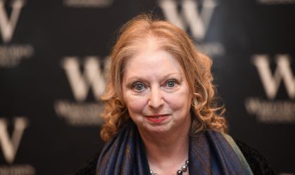 Escritora britânica Hilary Mantel durante sessão de autógrafos para seu livro "The Mirror & the Light" em março de 2020, em Londres.