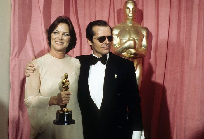 Louise Fletcher a Jack Nicholson na 48. oscarovém ceremoniálu v roce 1976. Herečka byla oceněna za roli ve filmu „One Flew Over the Cuckoo