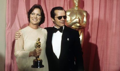 Louise Fletcher e Jack Nicholson na 48ª cerimônia do Oscar, em 1976. Atriz foi premiada por seu papel em "Um Estranho no Ninho"