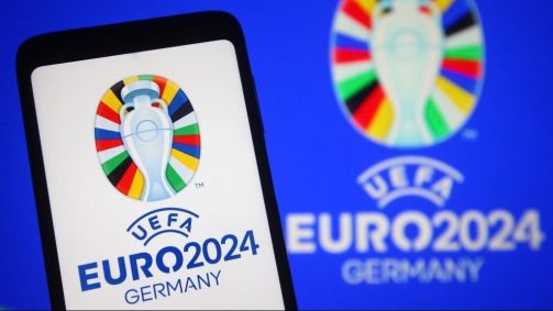 Celular com logo da Eurocopa 2024