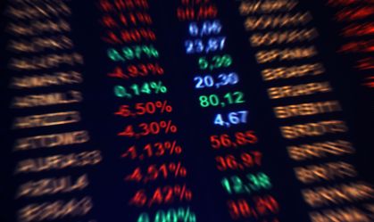 Dólar renova mínima em mais de um ano e fecha a R$ 4,77 à espera da decisão dos juros pelo BC; Ibovespa sobe 0,93%