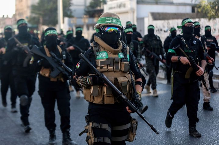 Homens das Brigadas Izz al-Din al-Qassam, ala militar do Hamas, durante marcha militar anti-Israel na cidade de Gaza / Yousef Masoud/SOPA Images/LightRocket via Getty Images