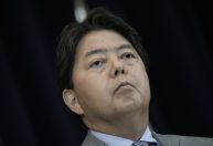 Ministro japonês condena prisão de diplomata na Rússia