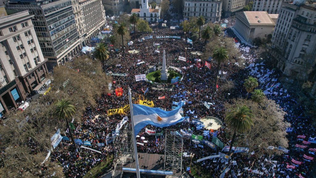 Armed man outside apartment of Argentina's vice president
