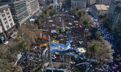 Armed man outside apartment of Argentina's vice president