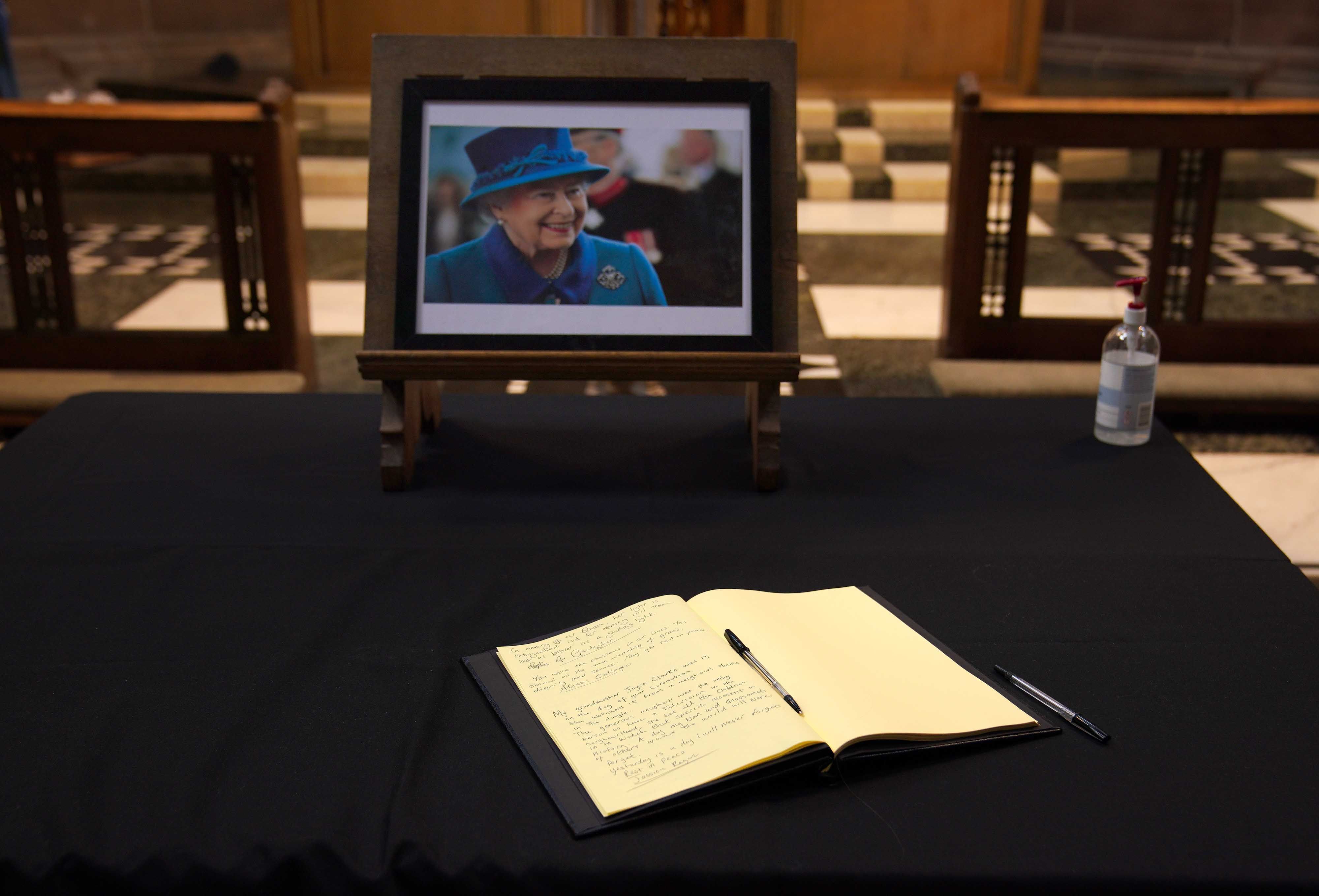 Um livro de condolências na Catedral de Liverpool após a morte da rainha Elizabeth II. / Peter Byrne/PA Images via Getty Images
