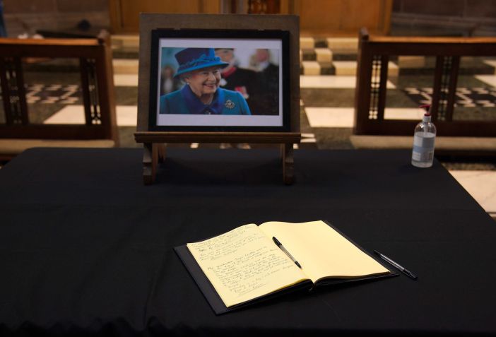 Um livro de condolências na Catedral de Liverpool após a morte da rainha Elizabeth II. / Peter Byrne/PA Images via Getty Images