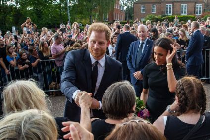 Príncipe Harry cumprimenta súditos em Windsor que homenageavam a rainha Elizabeth II.
