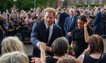 Príncipe Harry cumprimenta súditos em Windsor que homenageavam a rainha Elizabeth II.