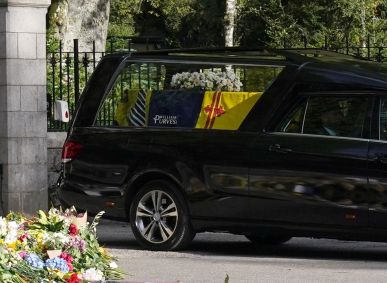 Corpo da Rainha Elizabeth deixa Castelo de Balmoral rumo à capital da Escócia