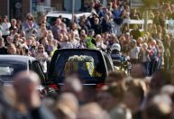 Veja imagens do cortejo que leva o corpo da rainha Elizabeth II para Edimburgo