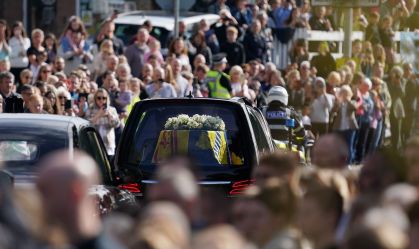 Multidão se aglomera enquanto passa o cortejo com o corpo da rainha Elizabeth II rumo à capital escocesa de Edimburgo, no dia 11 de setembro de 2022.