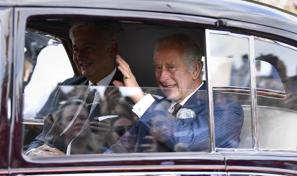 Rei Charles III acena para multidão ao chegar no Palácio de Buckingham