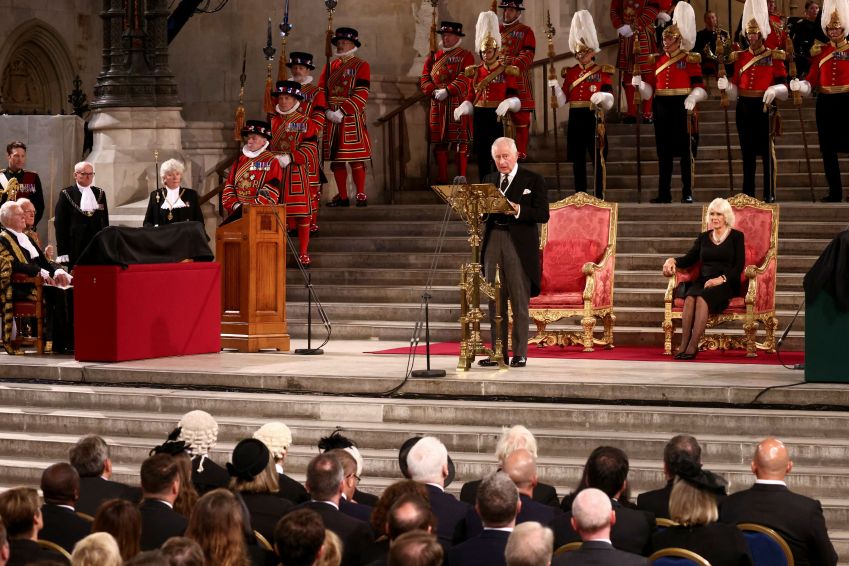 O rei Charles III faz um discurso no Westminster Hall no Parlamento em 12 de setembro de 2022 em Londres, Inglaterra. / Henry Nicholls - WPA Pool/Getty Images