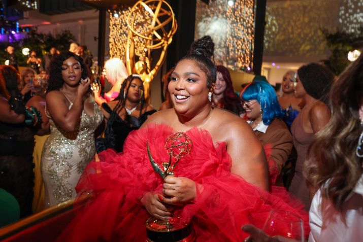Cantora Lizzo anda pelo Governors Ball, durante o Emmy 2022, após vencer prêmio pela série de competição por "Watch Out for the Big Grrrls". / Robert Gauthier/ Los Angeles Times via Getty Images