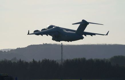 Avião levando o caixão com o corpo da rainha Elizabeth II decola de Edimburgo, na Escócia