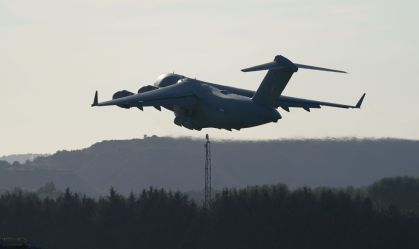 Avião levando o caixão com o corpo da rainha Elizabeth II decola de Edimburgo, na Escócia