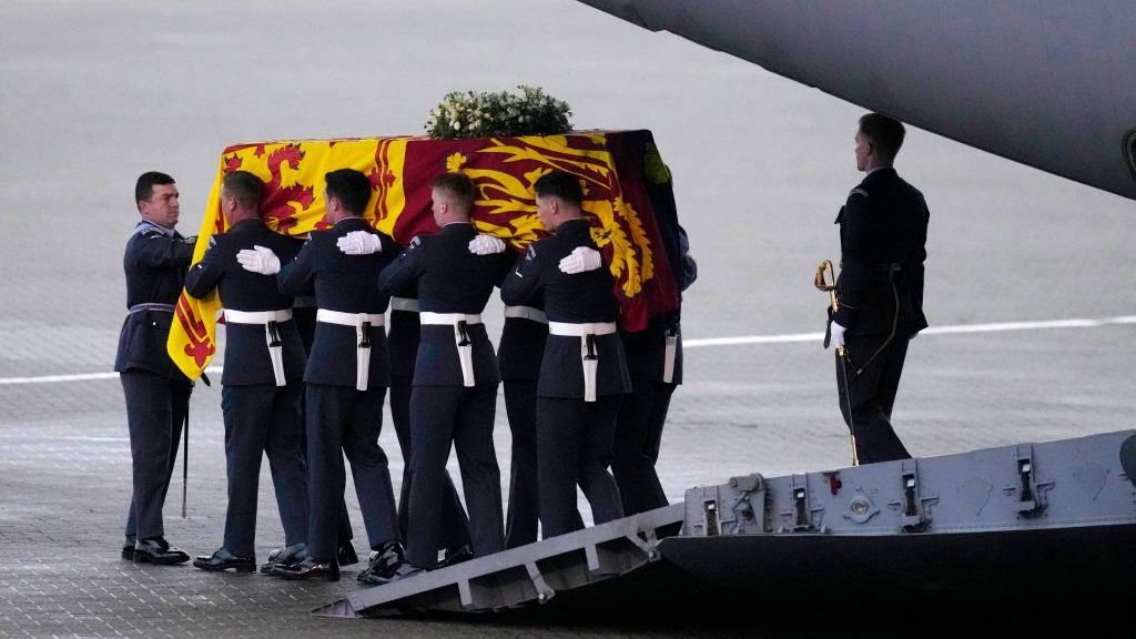 O caixão da rainha Elizabeth II é levado de um avião na RAF Northolt, oeste de Londres, para o Palácio de Buckingham