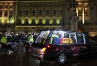 Caixão da rainha Elizabeth II chega ao Palácio de Buckingham, em Londres