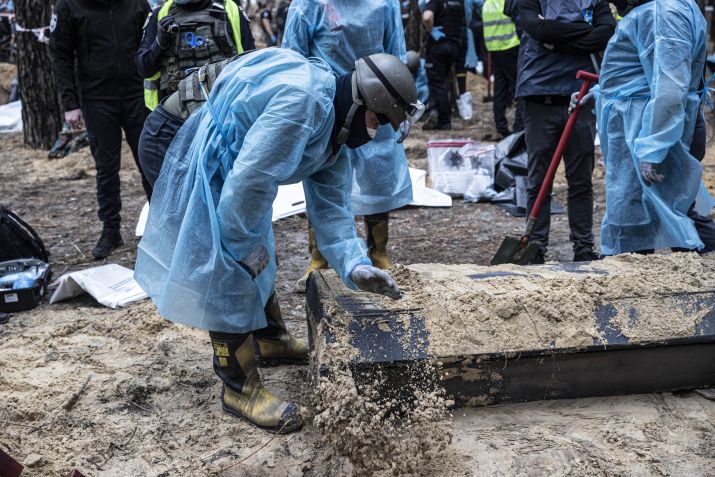 Autoridades ucranianas exumam corpos de pessoas mortas como resultado da guerra na cidade de Izium após a retirada das forças russas em Kharkiv Oblast, Ucrânia em 16 de setembro de 2022. / Metin Aktas/Agência Anadolu via Getty Images