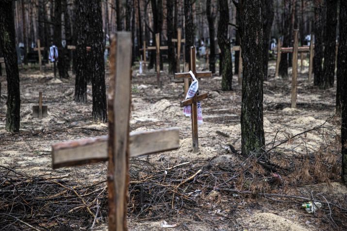 Autoridades ucranianas exumam corpos de pessoas mortas como resultado da guerra na cidade de Izium após a retirada das forças russas em Kharkiv Oblast, Ucrânia, em 16 de setembro de 2022 / Metin Aktas/Agência Anadolu via Getty Images