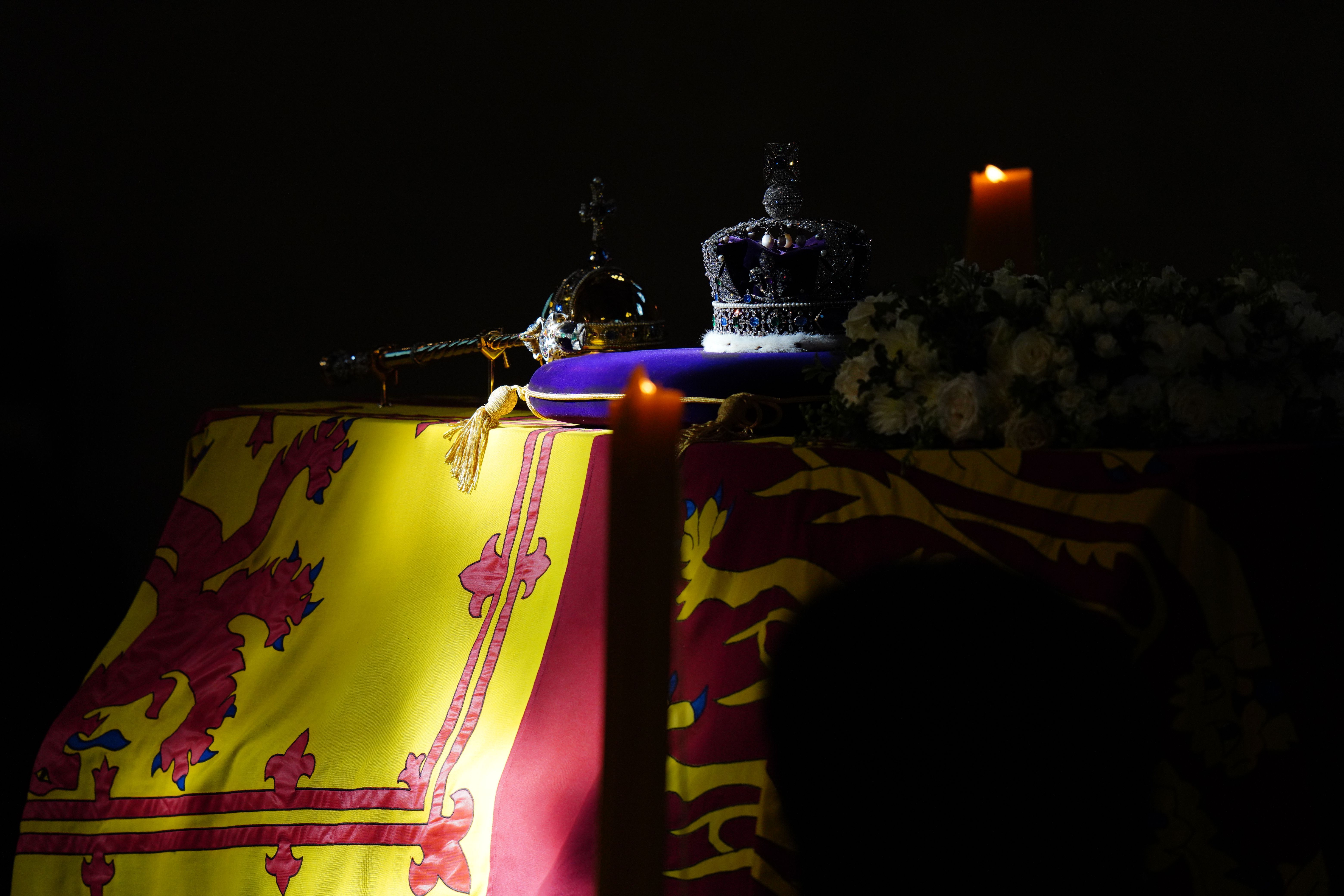 O caixão da rainha Elizabeth II coberto pelo Estandarte Real, com a Coroa imperial, o centro e orbe da Soberana, no catafalco em Westminster Hall, em Londres.