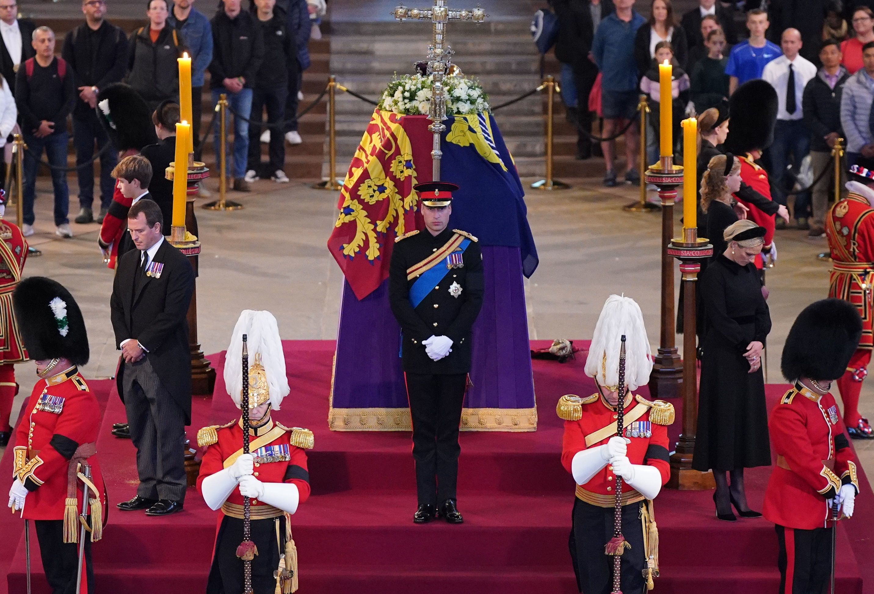 Os netos da Rainha Elizabeth II montam uma vigília familiar sobre seu caixão deitado no estado em Westminster Hall.