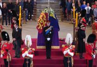 Príncipes William e Harry lideram vigília dos netos ao lado do caixão da rainha