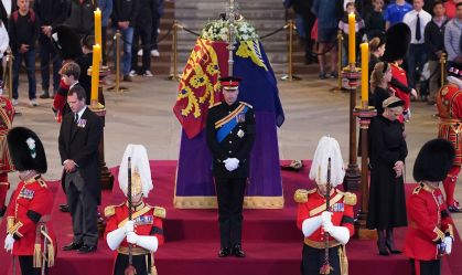 Príncipes William e Harry lideram vigília dos netos ao lado do caixão da rainha