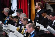 Príncipe Harry e esposa ficam na segunda fileira no funeral da rainha; entenda