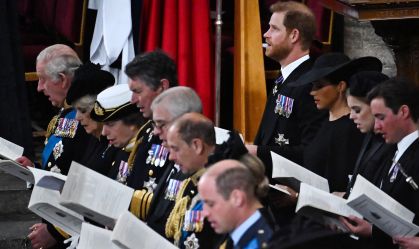 Príncipe Harry e esposa ficam na segunda fileira no funeral da rainha; entenda
