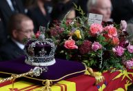 Veja o momento da retirada do cetro, da coroa e da quebra do bastão em Windsor