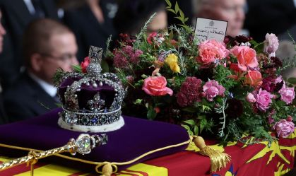 Charles III deixa mensagem comovente em cima do caixão da rainha