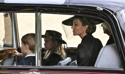 Kate, Meghan e princesa Charlotte usam joias em homenagem à rainha