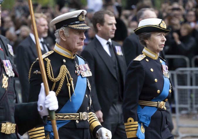 Rei Charles III e princesa Anne, filhos da rainha, participaram da procissão do caixão da rainha Elizabeth II até a Abadia de Westminster / Rasid Necati Aslim/Anadolu Agency via Getty Images