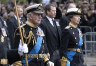 Família real dá último adeus à rainha Elizabeth II; veja como foi