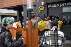 McDonald&#039;s reabre algumas lojas na Ucrânia para delivery pela primeira vez desde invasão russa