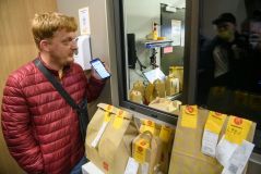 McDonald&#039;s reabre algumas lojas na Ucrânia para delivery pela primeira vez desde invasão russa. Foto de 20 de setembro de 2022
