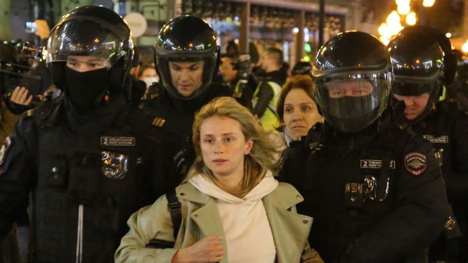 Policiais russos detêm uma manifestante durante um protesto anti-guerra não autorizado na rua Arbat, em 21 de setembro de 2022, em Moscou, Rússia