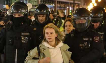 Policiais russos detêm uma manifestante durante um protesto anti-guerra não autorizado na rua Arbat, em 21 de setembro de 2022, em Moscou, Rússia