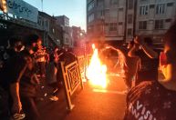 Manifestantes ateiam fogo em delegacia de polícia durante protestos no Irã