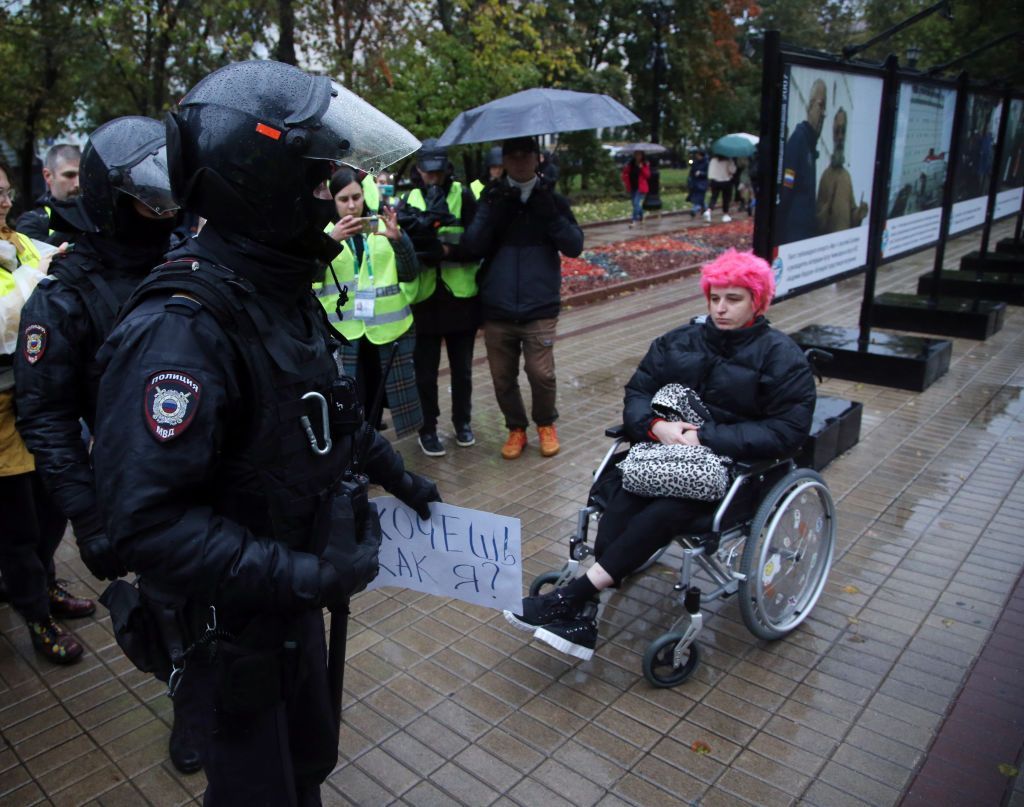 Cadeirante russa durante protesto contra a mobilização parcial convocada por Putin / Foto: Getty Images
