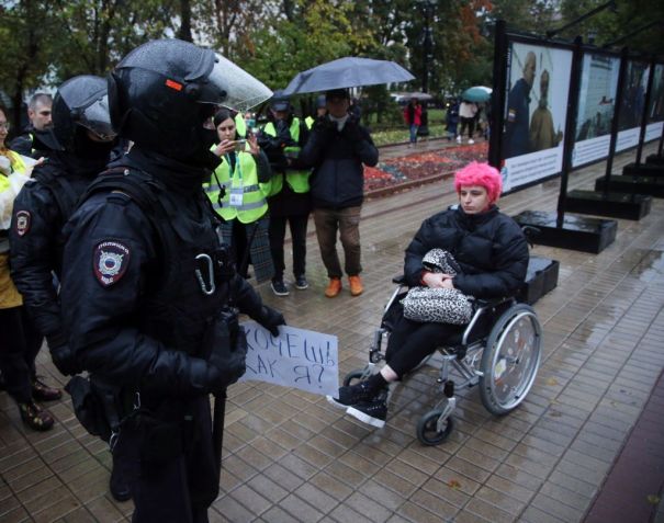 Cadeirante russa durante protesto contra a mobilização parcial convocada por Putin / Foto: Getty Images