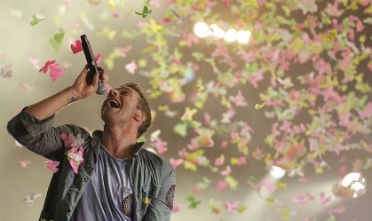 Entenda o zumbido no ouvido que atingiu Chris Martin, vocalista do Coldplay