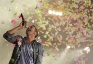 Entenda o zumbido no ouvido que atingiu Chris Martin, vocalista do Coldplay