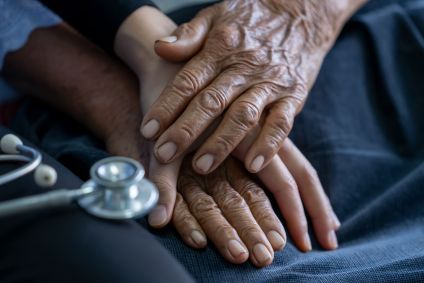 Doença de Parkinson causa sintomas como dificuldade de movimentação, tremores e rigidez muscular