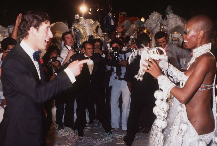 O então príncipe Charles dança com a destaque da Beija-Flor, Pinah Ayoub, no Rio de Janeiro, em 1978. / Anwar Hussein/Getty Images