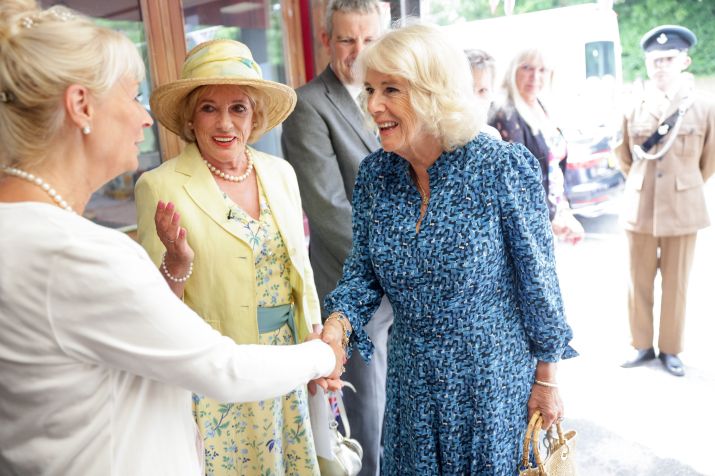 Dame Esther Rantzen apresenta Camilla, Duquesa da Cornualha à fundadora da Silver Stories, Elisabeth Carney Haworth, durante uma visita à Charlestown School em 19 de julho de 2022 em St. Austell, Cornwal / Getty Images