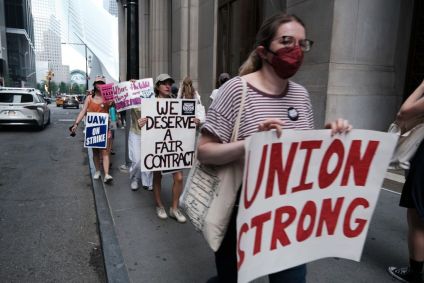 Trabalhadores de editora fazem greve em Manhattan, em 20 de julho de 2022, na cidade de Nova York