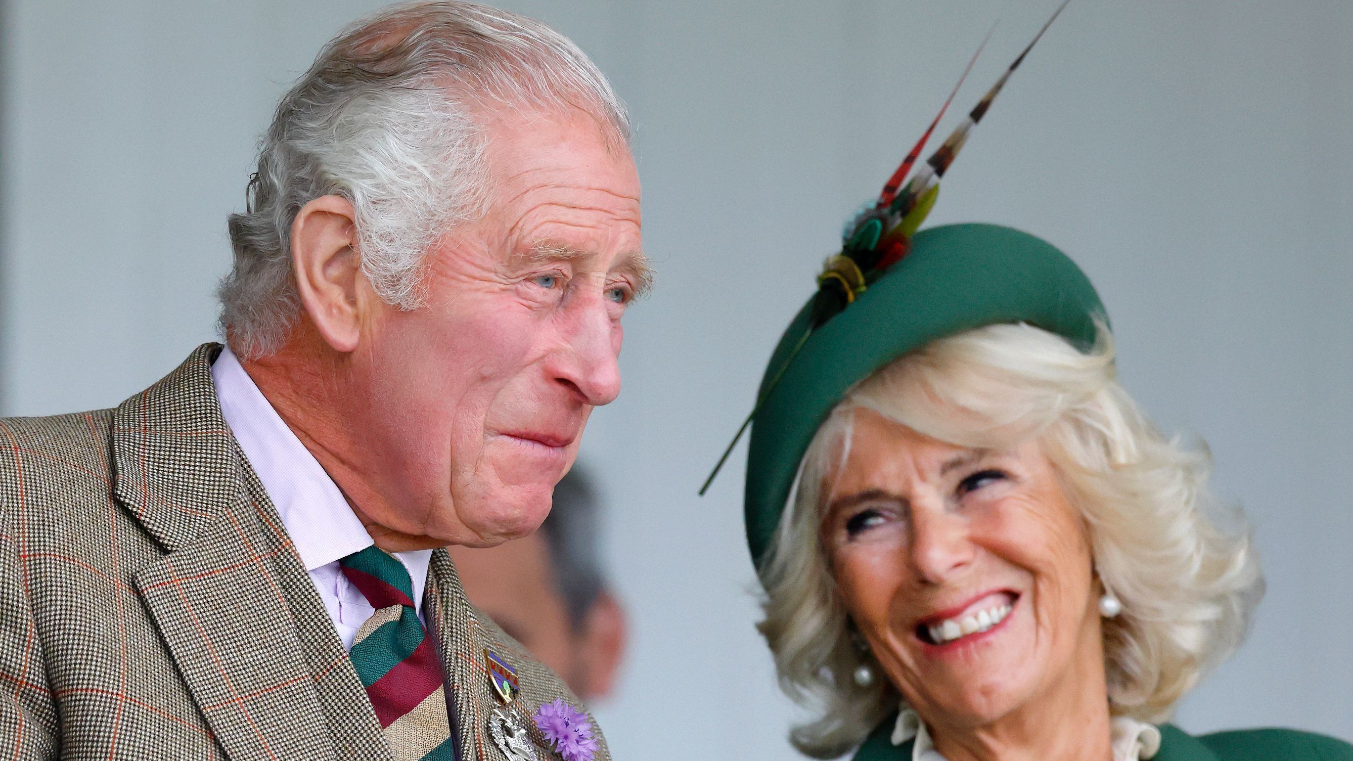 O então Príncipe Charles e Camilla, Duquesa da Cornualha participam do Braemar Highland Gathering no The Princess Royal and Duke of Fife Memorial em 3 de setembro de 2022